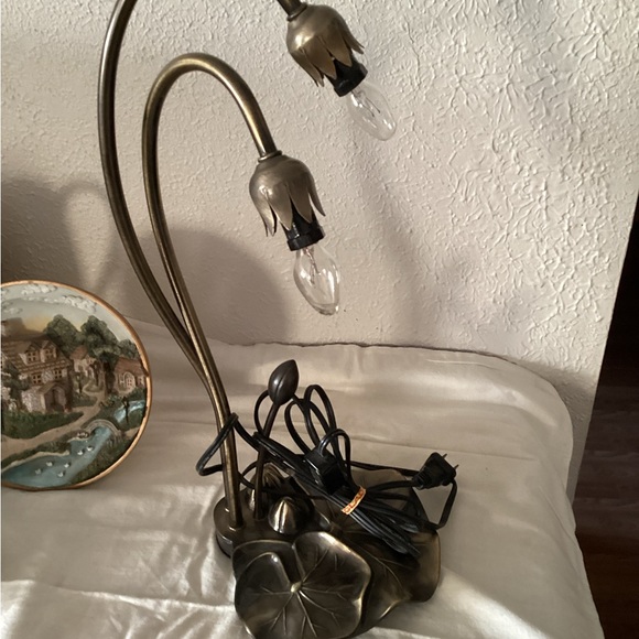 Rare find beautiful brass table lamp - Picture 1 of 7